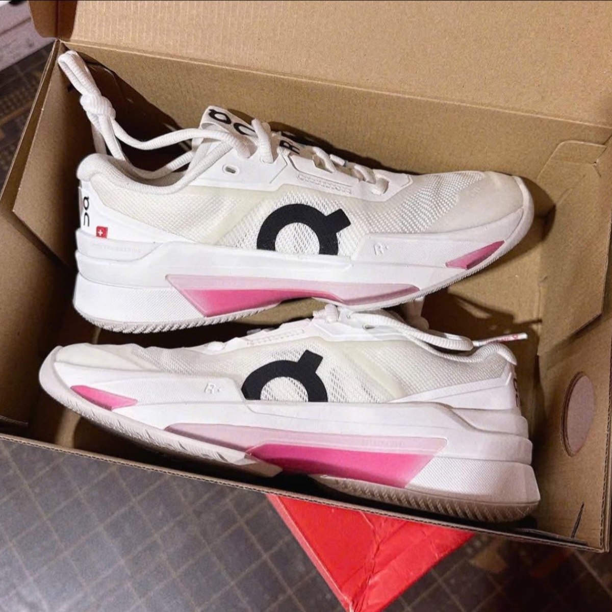 giày on the roger pro fire ‘white pink’ 3wf30032626 (3) giày on the roger pro fire ‘white pink’ 3wf30032626