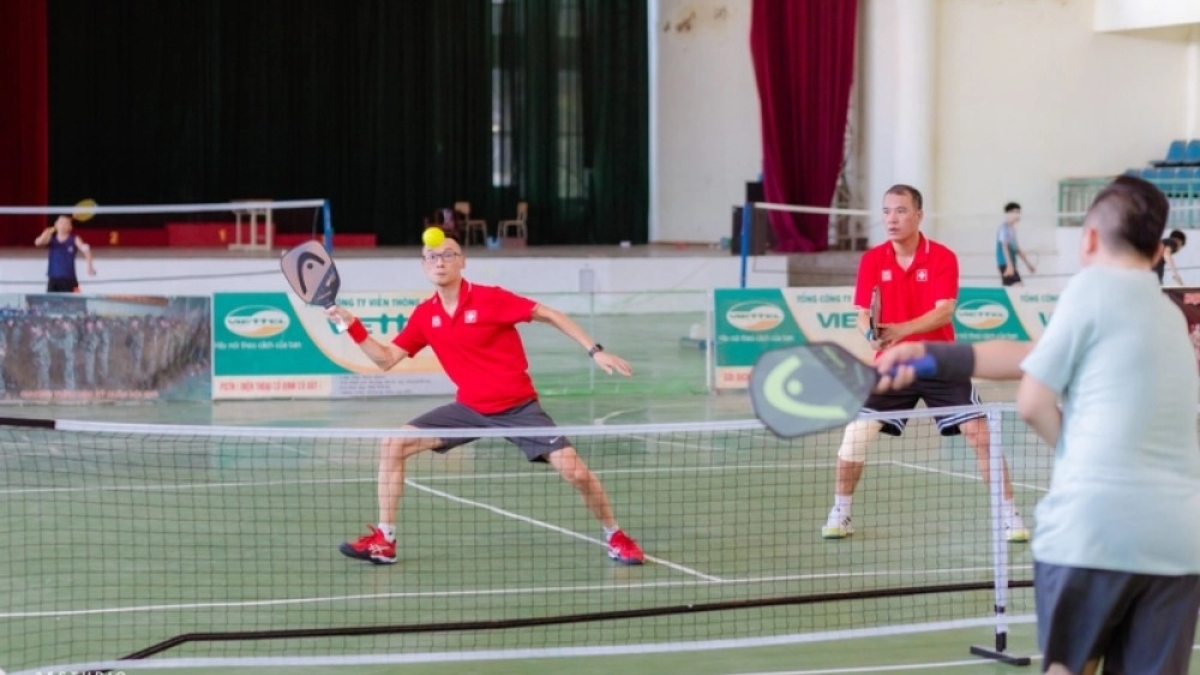 bí mật tâm lý sau thói quen soi vợt của người chơi pickleball