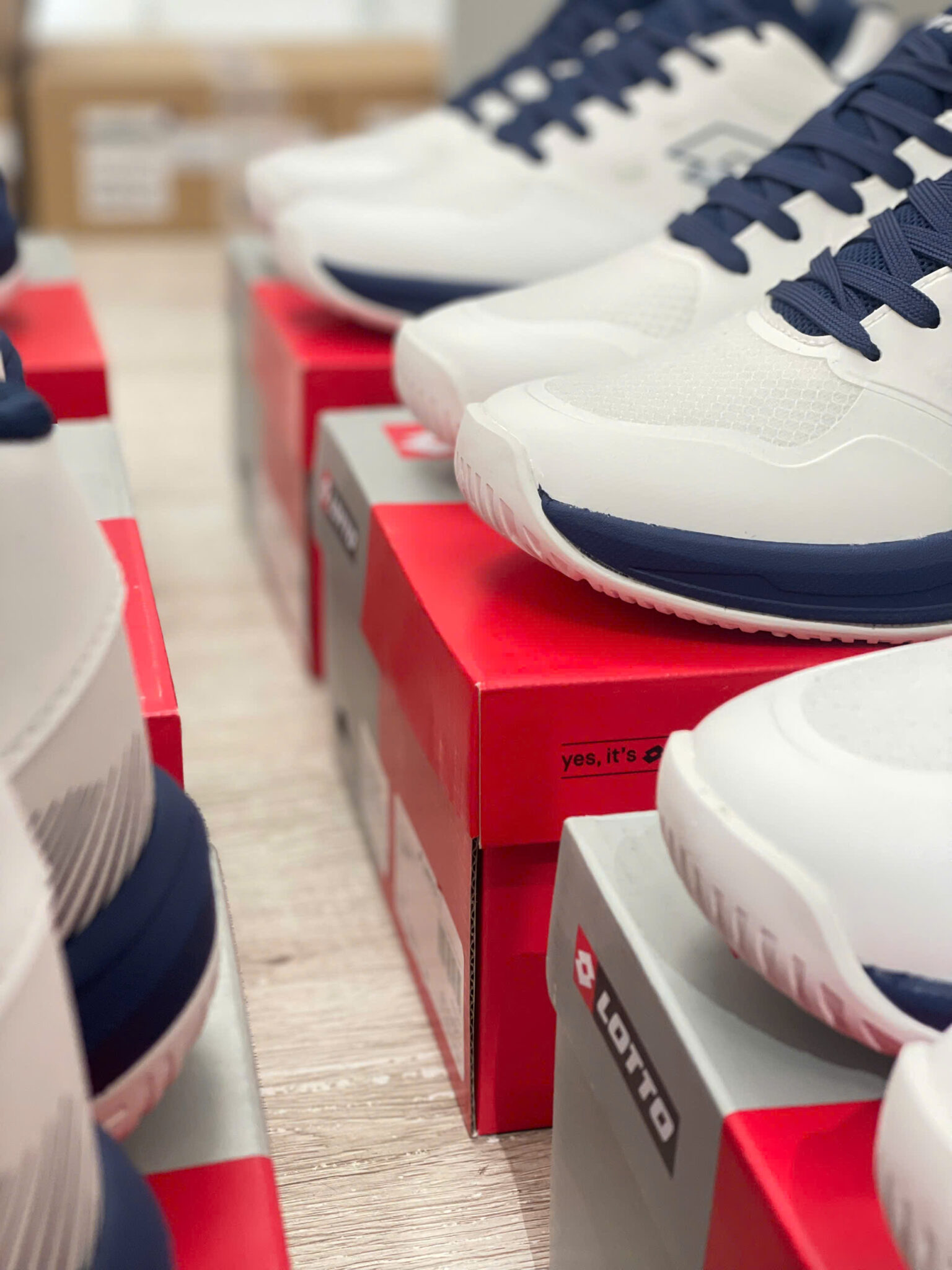 z7436891884377_a4118e9fcbf7ea505618f18d38279f02 giày lotto pickleball garret lotte260401u