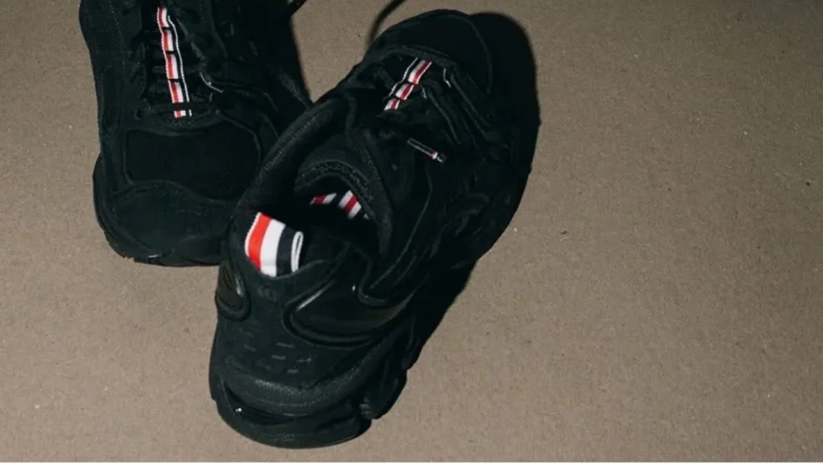 thom browne debut sneaker với 3 asics gel-kayano 14 thom browne debut sneaker với 3 asics gel-kayano 14