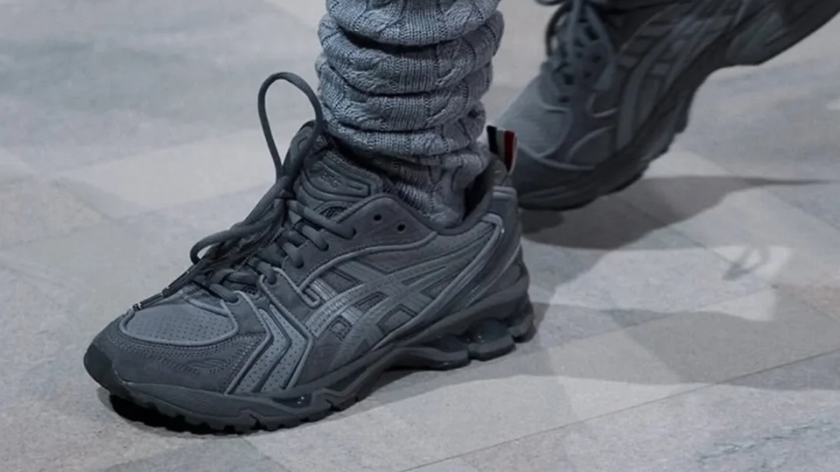 thom browne debut sneaker với 3 asics gel-kayano 14 thom browne debut sneaker với 3 asics gel-kayano 14