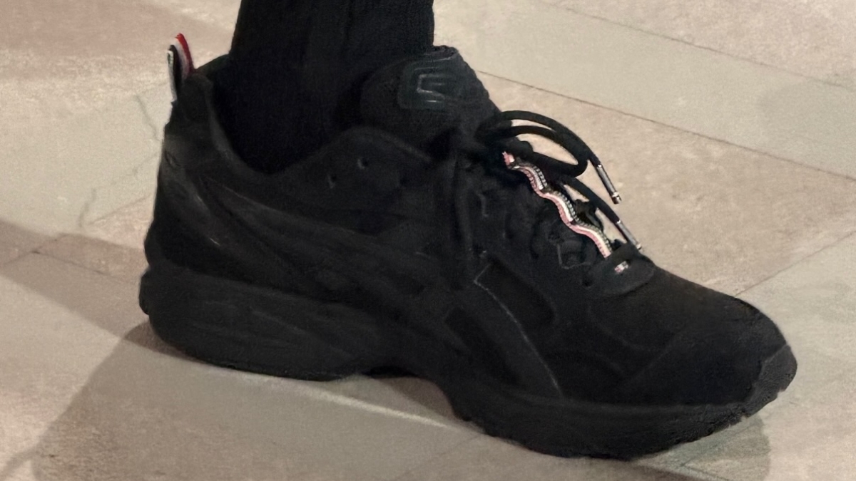 thom browne debut sneaker với 3 asics gel-kayano 14 thom browne debut sneaker với 3 asics gel-kayano 14