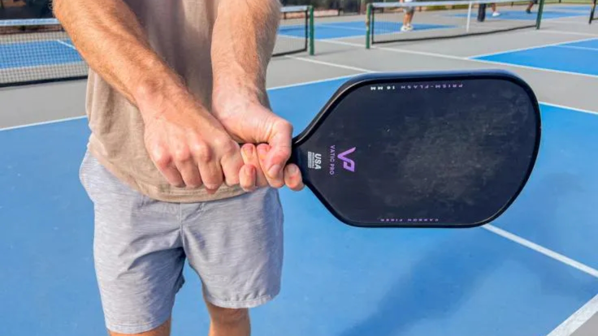 cách cầm vợt đúng để kiểm soát tốt nhất với "bàn tay sắt"