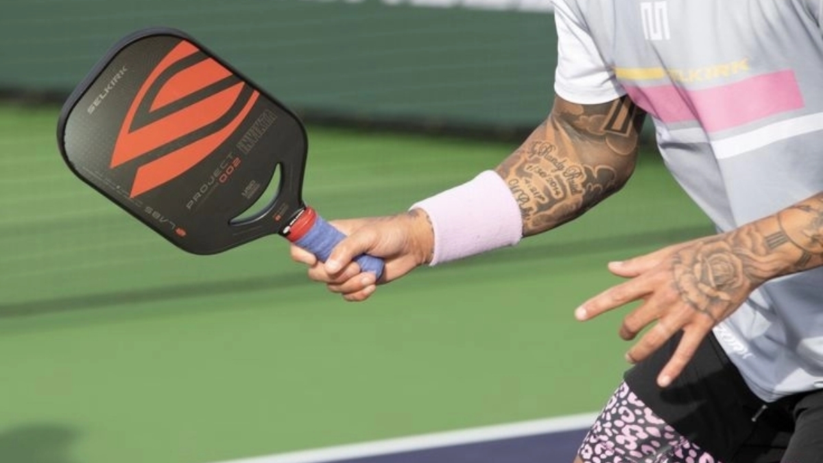 cách cầm vợt đúng để kiểm soát tốt nhất với "bàn tay sắt"