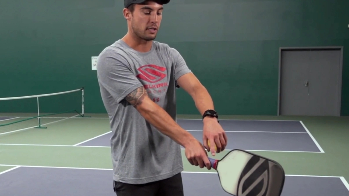 cách cầm vợt đúng để kiểm soát tốt nhất với "bàn tay sắt"