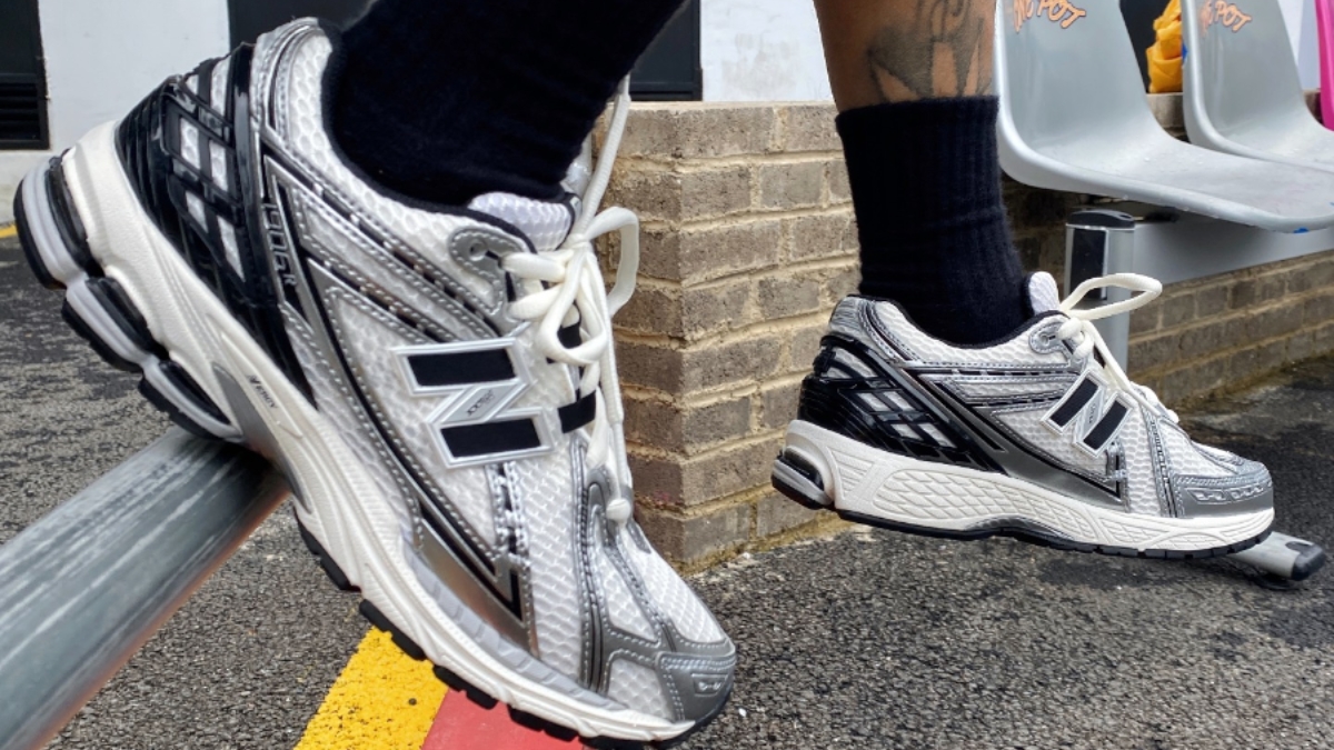 Top 10 sneaker nữ màu bạc dẫn đầu xu hướng 2026