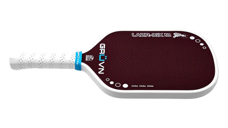 Khách hàng nhận tư vấn mua vợt pickleball chính hãng tại Sneaker Daily