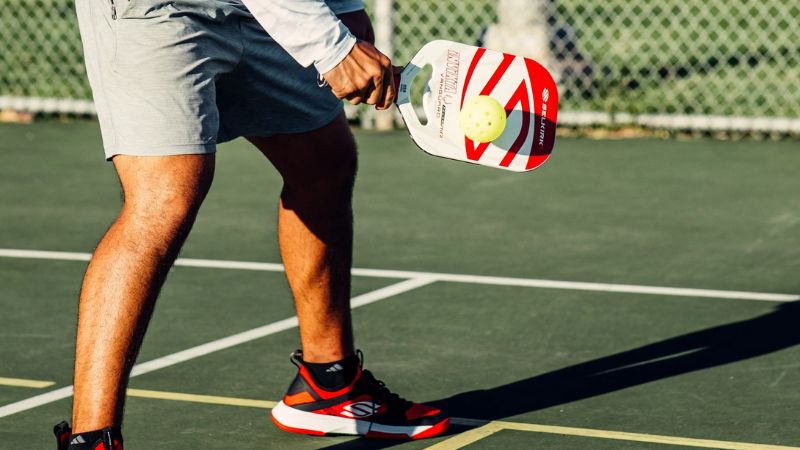 Người chơi Tennis nên chọn vợt Pickleball nào? Selkirk Vanguard Control Invikta cung cấp khả năng tạo xoáy tuyệt đỉnh