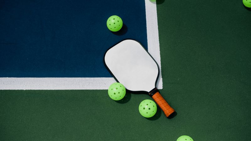 Người chơi tennis nên có tiêu chuẩn chọn vợt pickleball để giảm chấn thương không mong muốn
