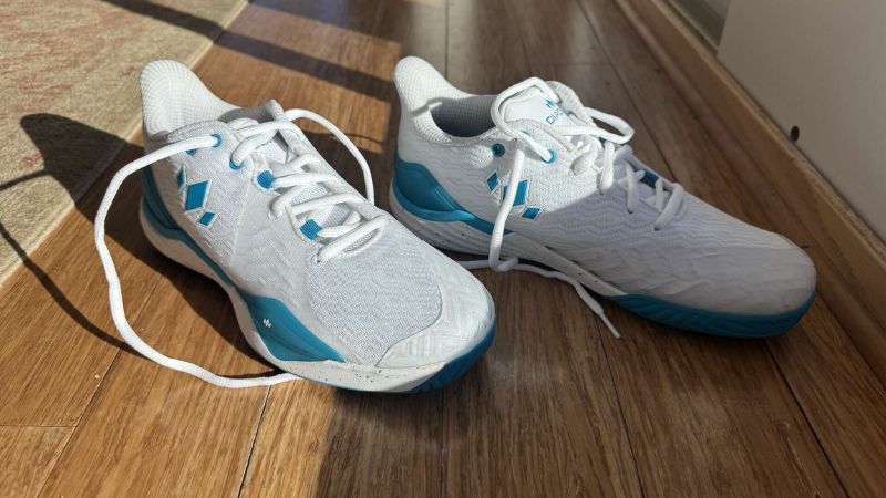 Sự kết hợp giữa thẩm mỹ hiện đại và công năng thi đấu gây ấn tượng khi review Diadem Court Burst