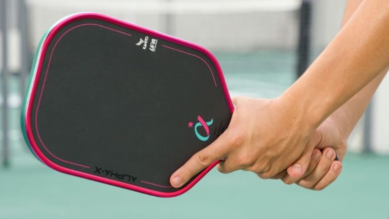 Định kỳ chăm sóc vệ sinh vợt Kamito Alpha-X tại Sneaker Daily