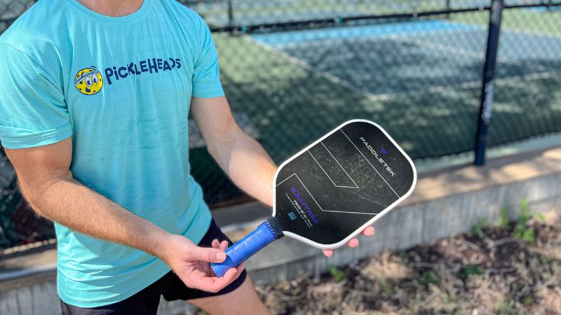 Khi review vợt Paddletek Bantam TKO C thấy rõ ưu điểm vượt trội về khả năng điều khiển quỹ đạo bóng