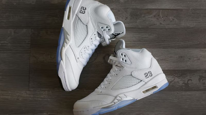 Phối màu White Metallic lần đầu xuất hiện vào những năm 1990