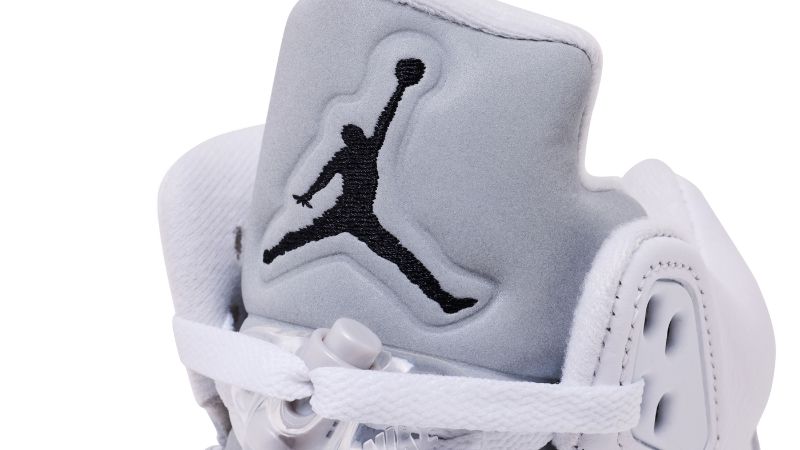 Sự trở lại của huyền thoại Air Jordan 5 White Metallic với giao diện logo mới