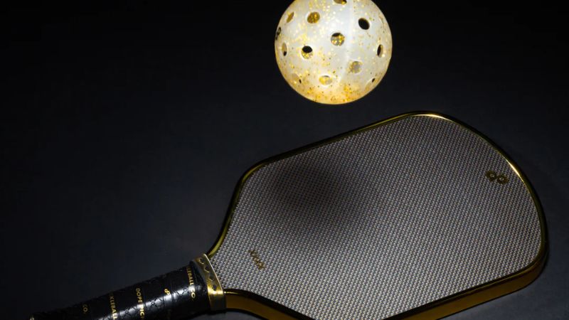 Vợt pickleball có độ nhám cao giúp cải thiện khả năng kiểm soát bóng đỉnh cao