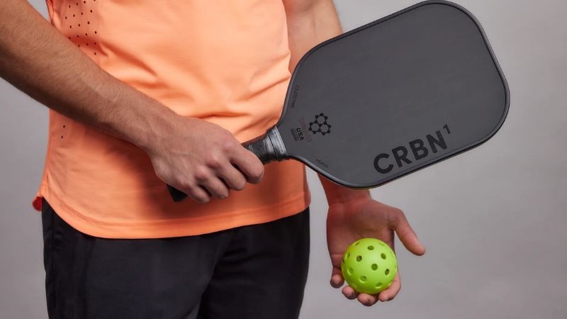 Người chơi nên chạm, nắm và cầm thử vợt pickleball để lựa chọn sản phẩm có độ nhám phù hợp