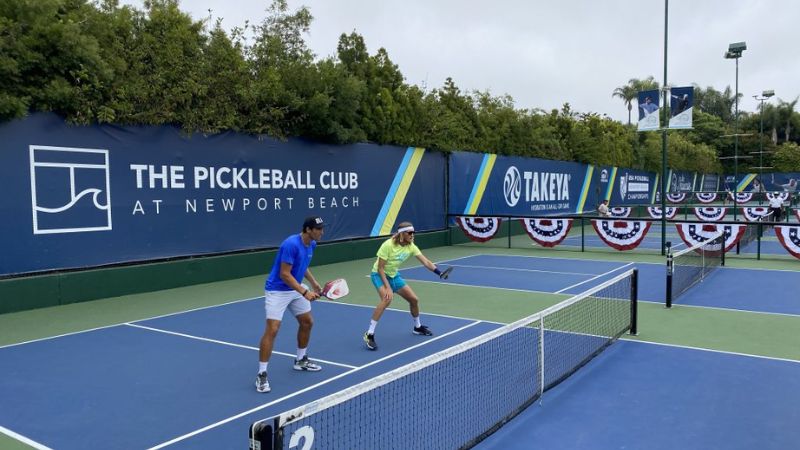 Lựa chọn vợt có độ nhám phù hợp với quy định, tiêu chuẩn của hội đồng thi đấu