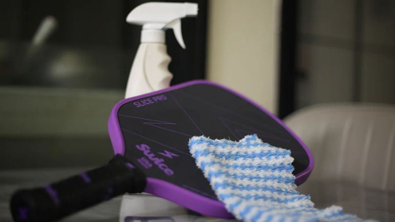 Định kỳ vệ sinh, tu sửa vợt tại Sneaker Daily để giữ độ nhám phù hợp sẵn sàng cho mọi trận đấu