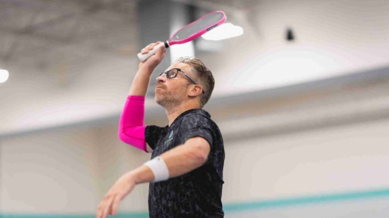 Cú đánh bổng là bài tập pickleball cho người cao tuổi rèn luyện khả năng kiểm soát lực và cảm giác bóng
