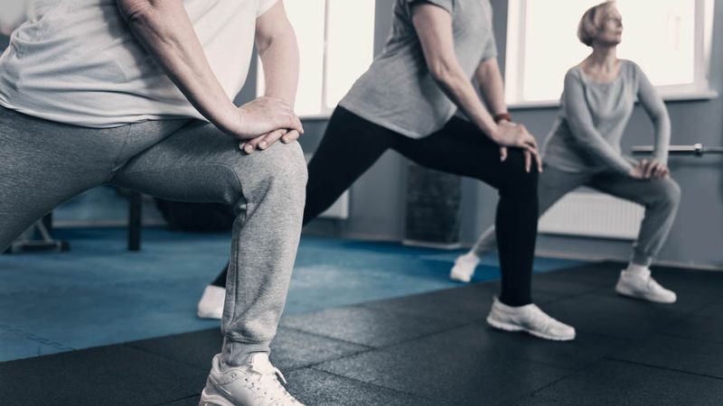 Bài tập lunges giúp người chơi cao tuổi tăng cường sức mạnh cơ đùi và cơ mông