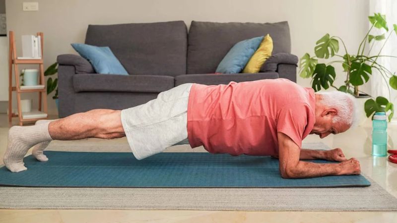 Plank là một trong những bài tập bổ trợ cho người cao tuổi trước khi chơi pickleball
