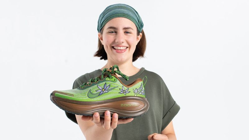 Bệnh nhi Molly Bell (14 tuổi) và thiết kế Nike Vomero Plus "Doernbecher" của mình