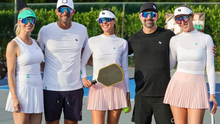 chơi pickleball mùa hè mặc gì cho mát