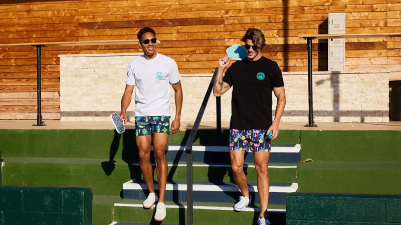 Chơi pickleball mùa hè mặc gì cho mát? Phối áo thun thể thao cùng quần short khi chơi pickleball