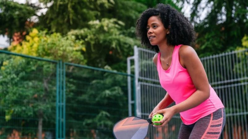 Kết hợp tank top cùng quần legging ngắn khi chơi pickleball vào mùa hè