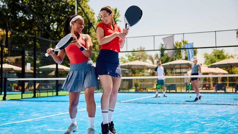 Phối áo polo thể thao với váy tennis khi không biết chơi pickleball mùa hè mặc gì cho mát