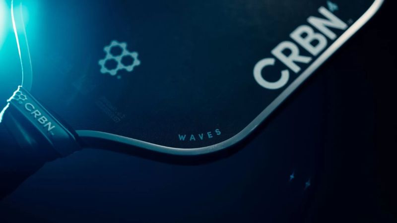 Vợt CRBN TruFoam Waves sở hữu thiết kế tối giản nhưng vô cùng nổi bật với các sợi carbon đặc trưng