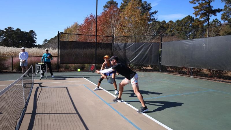 Tạo đường cong parabol rõ rệt giúp bạn làm chủ cú Forehand Roll Drop trong pickleball