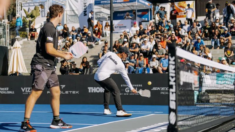 Làm chủ cú Forehand Roll Drop trong pickleball giúp bạn gây áp lực lớn lên đối thủ