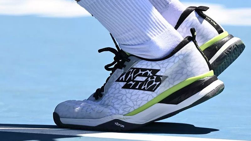 Lotto Raptor Hyperpulse sử dụng chất liệu sợi tổng hợp cao cấp với trọng lượng được tinh giản tối đa
