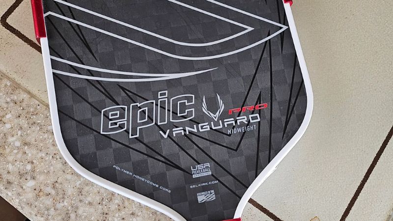 So sánh chất liệu bề mặt giữa Selkirk Vanguard Control vs Pro