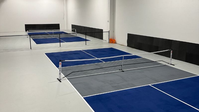 Bề mặt sân pickleball trải bê tông hoặc asphalt thường không có khả năng hấp thụ xung lực bàn chân