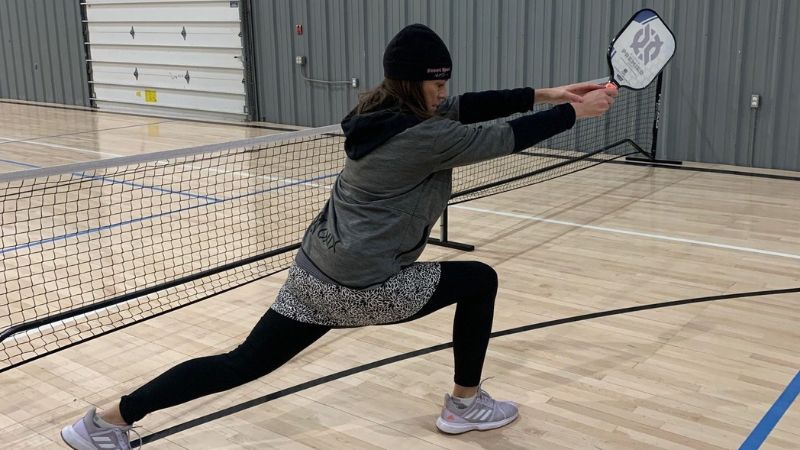 Luôn khởi động và giãn cơ kỹ trước khi vào chơi pickleball