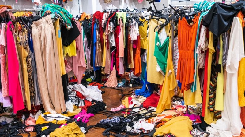 Những năm 1990, thuật ngữ "fast fashion" lần đầu xuất hiện trên tờ báo The New York Times