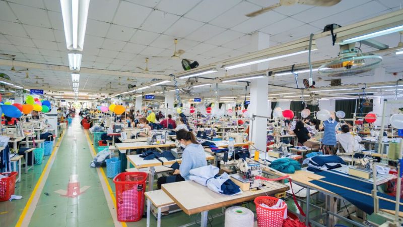 Các thương hiệu thời trang nhanh thường thuê nhân công giá rẻ với mức lương rẻ mạt và làm việc trong môi trường độc hại