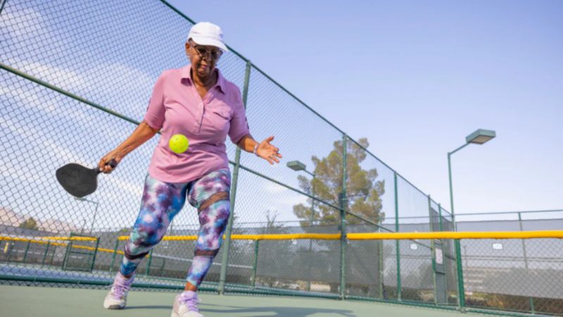 Pickleball là một bộ môn thể thao dùng vợt phù hợp cho người trung niên