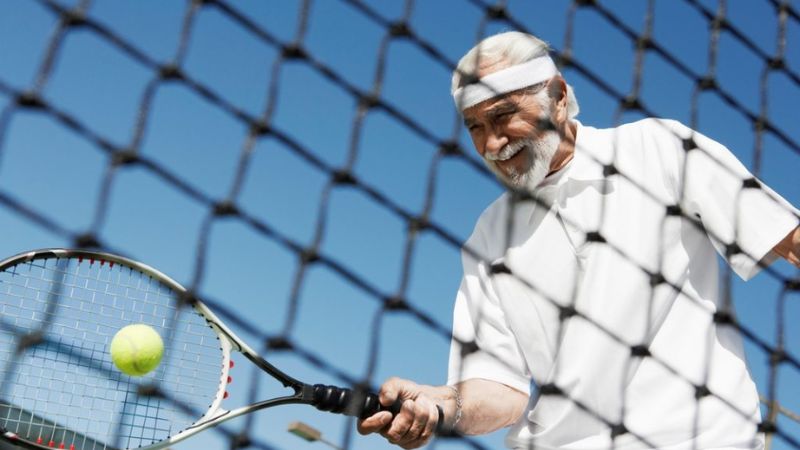 Người trong độ tuổi trung niên vẫn có thể chơi tennis nhưng nên cân nhắc tần suất và lực sử dụng
