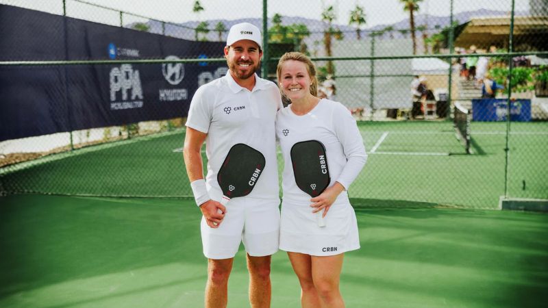 Vợt pickleball bền nhất hiện nay phải kể đến những thiết kế sở hữu sợi carbon T700 của CRBN