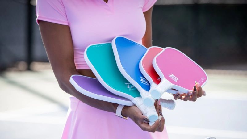 Cửa hàng trưng bày nhiều mẫu vợt pickleball chính hãng với đa dạng công nghệ dành cho người chơi mọi trình độ