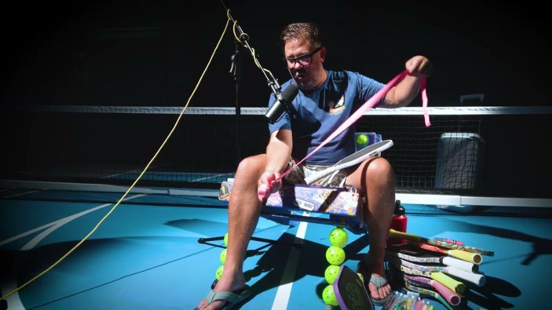 Chọn cán quấn vợt pickleball phù hợp giúp tăng độ bám, kiểm soát bóng và giảm mỏi cổ tay