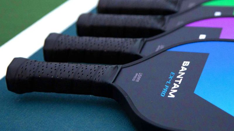 Chọn cán quấn vợt pickleball phù hợp theo chất liệu giúp tăng độ bám và cảm giác cầm tự nhiên