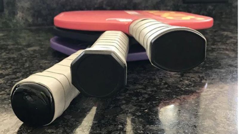 Chọn cán quấn vợt pickleball phù hợp giúp người mới dễ kiểm soát vợt và tự tin khi chơi
