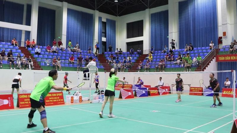 Chọn tất khi chơi cầu lông và bóng bàn nên ưu tiên cổ ngắn, có đệm ở gót và mũi chân