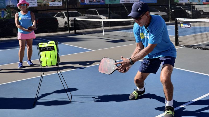 Thực hiện đúng cú đánh ngắn trong pickleball giúp bạn làm chủ trận đấu