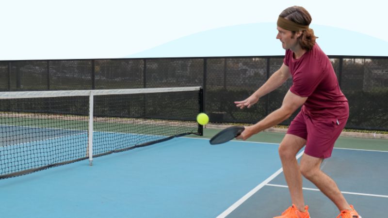 Người chơi tận dụng bóng cao để thực hiện cú topspin dink tấn công