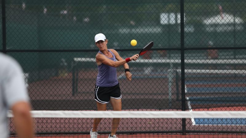 Cú giao bóng pickleball tạo áp lực ngay từ đầu khiến đối thủ khó đoán hướng bóng và mất tự tin khi đỡ